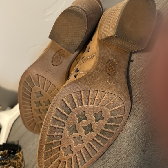 Sofft tan leather booties with cutouts. EUC. 8 1/2 med - Picture 5 of 6